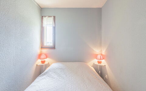 Le Méditerranée: Bâtiment, Propriété, Confort, Fenêtre, Bois, Lampe, Orange, Sol, Ombre, Maison