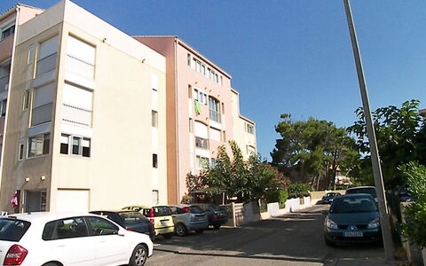 Le Méditerranée: Voiture, Roue, Ciel, Bâtiment, Véhicule, Propriété, Éclairage Public, Fenêtre