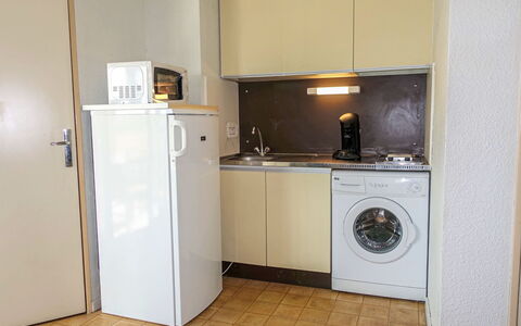 Le Méditerranée: Cabinetry, Appareil De Cuisine, Comptoir, Cuisinière, Bâtiment, Électroménager, Buanderie, Cuisine, Cooktop, Le Fourneau