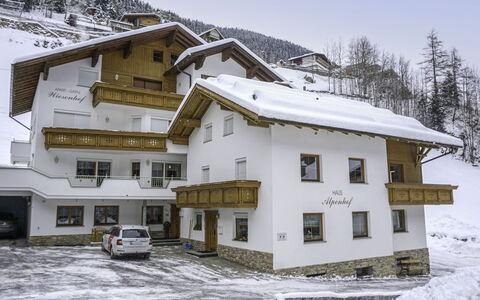 Kappl 150: Neige, Ciel, Bâtiment, Propriété, Fenêtre, Arbre, Maison, Pente, Roue, Plante
