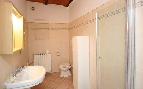 Pienza: Propriété, Pièce, Salle De Bains, Immobilier, Bâtiment, Design Intérieur, Tuile, Maison, Architecture, Sol