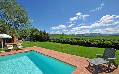 Pienza: Propriété, Piscine, Immobilier, Maison, Domicile, Biens, Herbe, Bâtiment, Arrière-Cour, Zone Résidentielle
