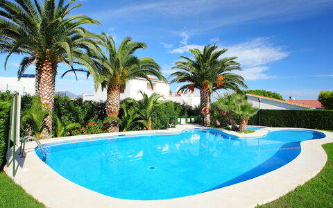 El Cubito: L'Eau, Nuage, Ciel, Plante, Jour, Propriété, Piscine, La Nature, Bleu Azur, Ombre