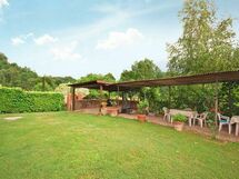 Exclusive private garden in front of the house with a pergola for outdoor dining.