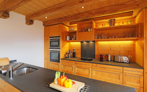 Saint Piran: Comptoir, Cabinetry, Propriété, Meubles, Cuisine, Bois, Design Intérieur, Orange, Éclairage, Cuisinière