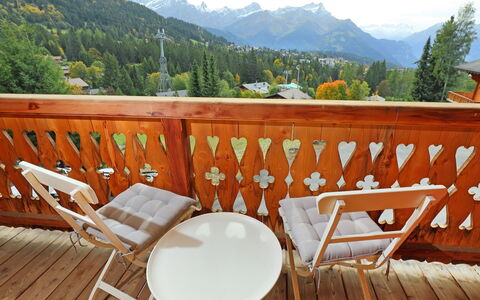Saint Piran: Plante, Ciel, Meubles, Propriété, Montagne, Table, La Nature, Bois, Chaise, Mobilier De Jardin