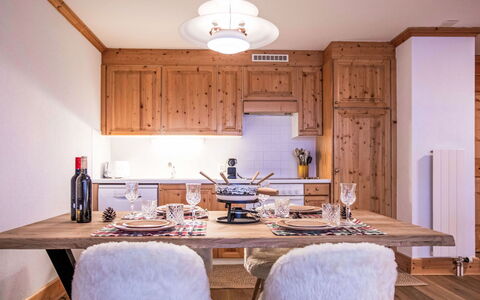 Villars 785: Meubles, Bois, Design Intérieur, Domicile, Plafond, Luminaire, Table Cuisine Et Salle A Manger, Pièce, Cabinetry, Salle À Manger