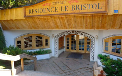 Résidence le Bristol 14 785.1: Propriété, Fenêtre, Bâtiment, Plante, Ombre, Architecture, Arbre, Façade, Pot De Fleur, Immobilier
