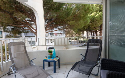 La Grande Motte 222: Meubles, Chaise, Plante, Design Intérieur, Ombre, Salon, Sol, Sol, Arbre, Bâtiment
