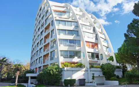 La Grande Motte 222: Ciel, Bâtiment, Plante, Nuage, Jour, Arbre, Fenêtre, Bloc Tour, Design Urbain, Condominium