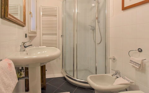 Sotoportego Venier: Salle De Bains, Propriété, Pièce, Luminaire Plomberie, Tuile, Mur, Immobilier, Architecture, Design Intérieur, Sol