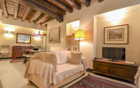 Sotoportego Venier: Pièce, Meubles, Propriété, Chambre, Design Intérieur, Plafond, Bâtiment, Lit, Drap De Lit, Mur