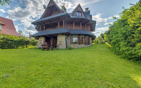 Pod Jesionem: Nuage, Ciel, Bâtiment, Plante, Fenêtre, Paysage Naturel, La Nature, Maison, Arbre, Lot Terre