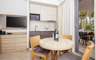 Zaton Holiday Resort 100.15: Meubles, Pièce, Propriété, Design Intérieur, Bâtiment, Table, Maison, Sol, Immobilier, Cabinetry