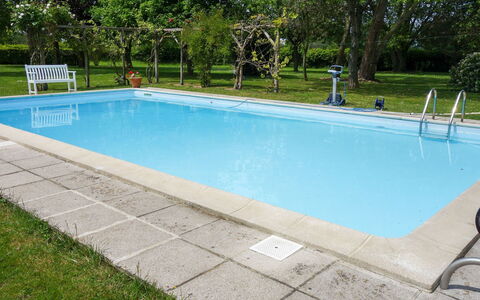 Les Londes: L'Eau, Piscine, Plante, Ombre, Rectangle, Arbre, Herbe, Composite, Loisir, Bâtiment