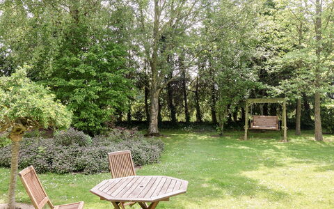 Les Londes: Plante, Meubles, Communauté Des Plantes, Paysage Naturel, Arbre, Mobilier De Jardin, Lot Terre, Herbe, Ombre, Suppression Des Plantes Ligneuses