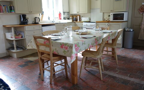 Les Londes: Sol, Pièce, Meubles, Propriété, Table, Salle À Manger, Sol, Parquet, Cuisine, Dur