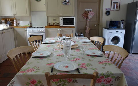 Les Londes: Nappe De Table, Pièce, Salle À Manger, Meubles, Propriété, Table, Design Intérieur, Textile, Linge, Sol