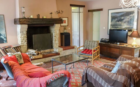 Les Londes: Meubles, Canapé, Propriété, Cadre, Bois, Table, Salon, Confort, Éclairage, Design Intérieur