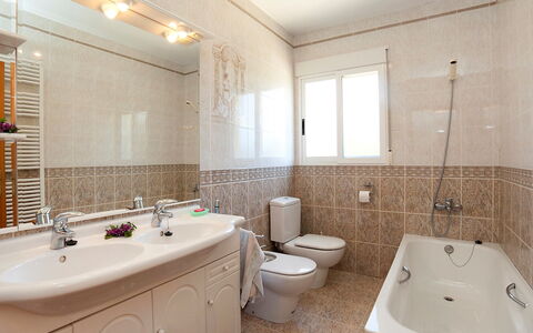 Ingy: Salle De Bains, Propriété, Pièce, Design Intérieur, Immobilier, Bâtiment, Robinet, Baignoire, Architecture, Luminaire Plomberie