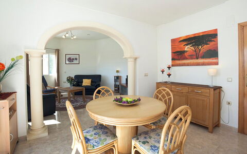 Ingy: Pièce, Propriété, Meubles, Salle À Manger, Design Intérieur, Bâtiment, Immobilier, Table, Maison, Plafond