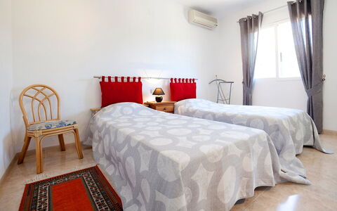 Ingy: Chambre, Lit, Meubles, Pièce, Drap De Lit, Propriété, Literie, Cadre De Lit, Design Intérieur, Sol