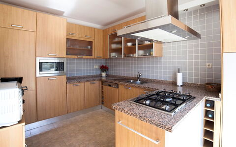 Ingy: Propriété, Pièce, Cuisine, Comptoir, Cabinetry, Meubles, Bâtiment, Design Intérieur, Cuisinière, Immobilier