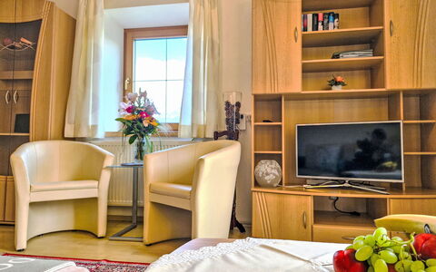 Lueg Ins Land: Meubles, Design Intérieur, Pièce, Sol, Sol, Table, Plafond, Télévision, Éclairage, Appartement