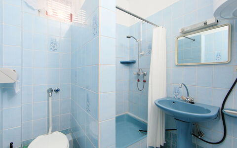 Daisy 1: Salle De Bains, Propriété, Pièce, Luminaire Plomberie, Architecture, Design Intérieur, Bâtiment, Immobilier, Tuile, Maison