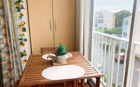 Plein Soleil: Propriété, Table, Meubles, Plante, Bois, Rectangle, Fenêtre, Design Intérieur, Sol, Ligne