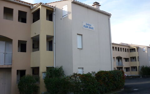 Plein Soleil: Plante, Ciel, Fenêtre, Bâtiment, Nuage, Design Urbain, Maison, Matériel De La Propriété, Façade