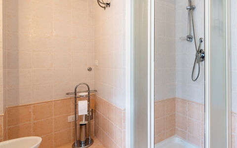 Marina di Andora 400: Luminaire Plomberie, Propriété, Tete De Douche, Salle De Bains, Douche, Éclairage, Design Intérieur, Sol, Porte De Douche