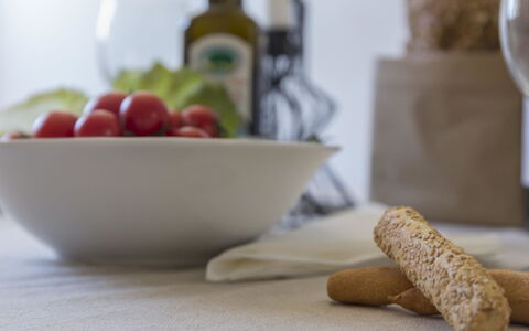 Cava Larica: Aliments, Vaisselle, Vaisselle, Table, Plante, Ingrédient, Fruit, Serveware, Bois