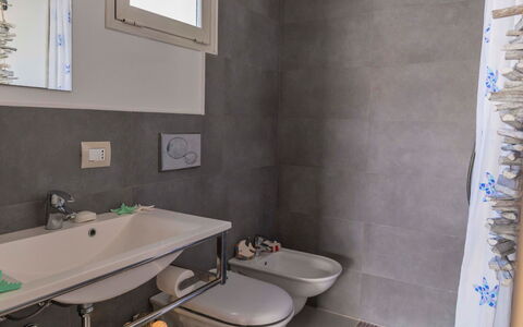 Cava Larica: Robinet, Luminaire Plomberie, Évier, Propriété, Lavabo, Photographier, Fenêtre, Violet, Salle De Bains, Design Intérieur