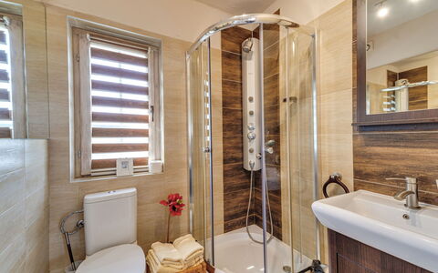 Kogucik: Baignoire, Luminaire Plomberie, Propriété, Robinet, Évier, Miroir, Salle De Bains, Tete De Douche, Design Intérieur