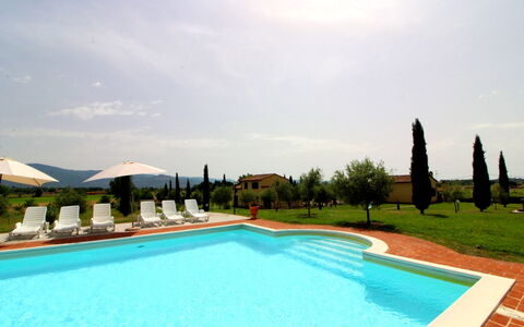Podere Marcigliano: L'Eau, Ciel, Nuage, Plante, Piscine, La Nature, Arbre, Ombre, Rectangle, Herbe