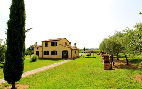Podere Marcigliano: Ciel, Plante, Propriété, Bâtiment, La Nature, Fenêtre, Lot Terre, Arbre, Maison, Herbe