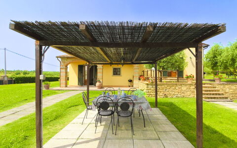 Podere Marcigliano: Jardin, Chalet, Ferme, Ombre, Aménagement Paysager, Biens, Cour, Arrière-Cour, Mur De Pierre, Hacienda