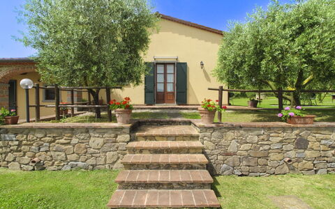 Podere Marcigliano: Jardin, Chalet, Ferme, Ombre, Aménagement Paysager, Biens, Cour, Arrière-Cour, Mur De Pierre, Hacienda
