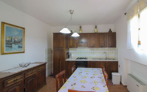 Podere Marcigliano: Meubles, Sol, Design Intérieur, Bois, Sol, Cabinetry, Comptoir, Pièce, Cuisine, Plafond