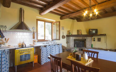 Casalini: Propriété, Pièce, Bâtiment, Meubles, Plafond, Cuisine, Design Intérieur, Jaune, Faisceau, Maison