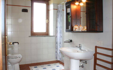 Casalini: Salle De Bains, Propriété, Pièce, Armoire De Toilette, Bâtiment, Évier, Accessoire Salle De Bain, Maison, Design Intérieur, Luminaire Plomberie