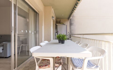 Cambrils 180: Meubles, Table, Propriété, Chaise, Bois, Design Intérieur, Plante, Sol, Bâtiment, Sol