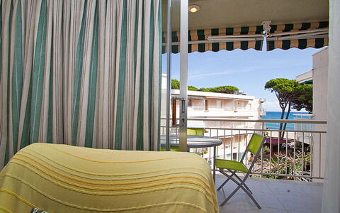 Cambrils 180: Rideau, Design Intérieur, Pièce, Propriété, Meubles, Traitement De Fenetre, Textile, Balcon, Immobilier, Ombre