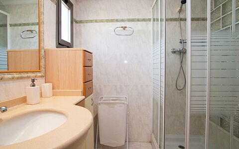Cambrils 180: Salle De Bains, Propriété, Pièce, Luminaire Plomberie, Tuile, Design Intérieur, Mur, Sol, Architecture, Baignoire