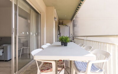 Cambrils 180: Meubles, Table, Propriété, Chaise, Bois, Design Intérieur, Plante, Sol, Bâtiment, Sol