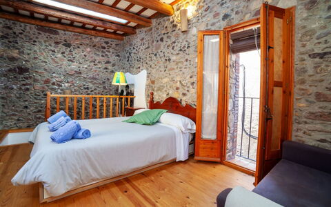 Sant Joan: Meubles, Propriété, Confort, Bleu Azur, Bois, Orange, Textile, Bâtiment, Design Intérieur, Cadre De Lit