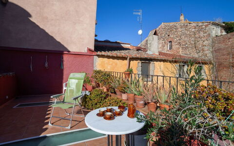 Sant Joan: Ciel, Plante, Propriété, Pot De Fleur, Chaise, Bâtiment, Mobilier De Jardin, Quartier, Paysage, Table