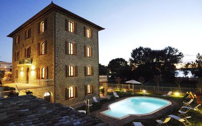 Trasimeno: Propriété, Domicile, Bâtiment, Maison, Ciel, Immobilier, Piscine, Architecture, Éclairage, Biens
