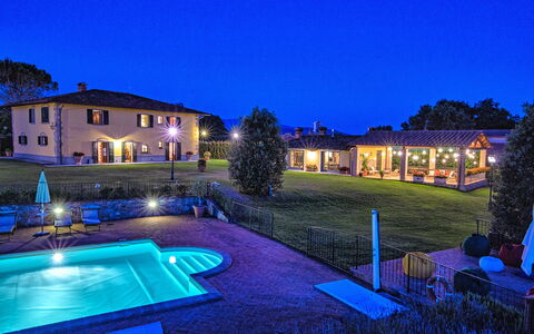Podere Sant'angelo: Propriété, Éclairage, Domicile, Biens, Maison, Piscine, Immobilier, Bâtiment, Éclairage Paysager, Manoir